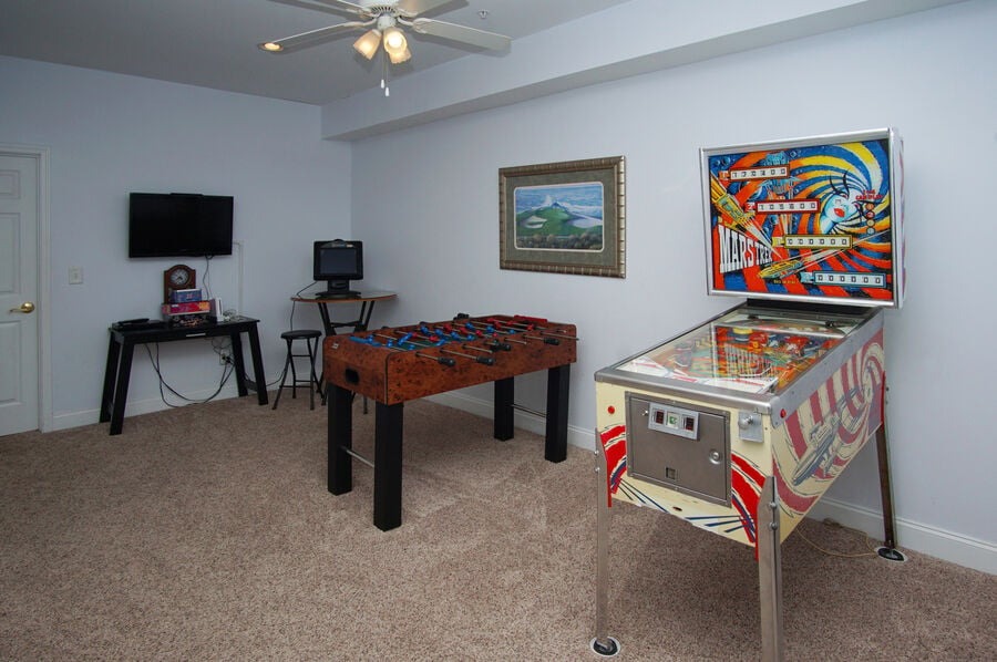 Thomas Beach Vacations game room property